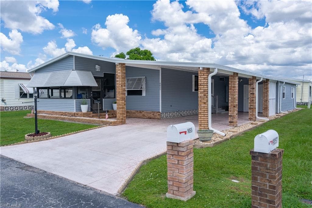 9055 Flamingo CIR NORTH FORT MYERS, FL 33903