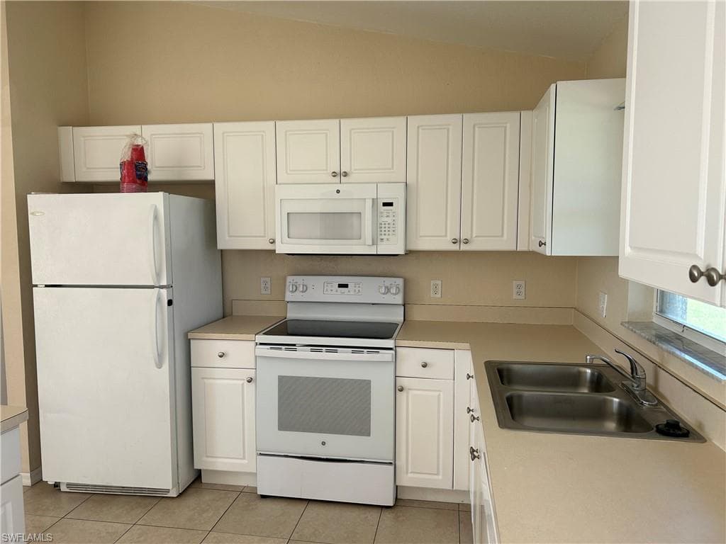 1601 N Gator CIR CAPE CORAL, FL 33909