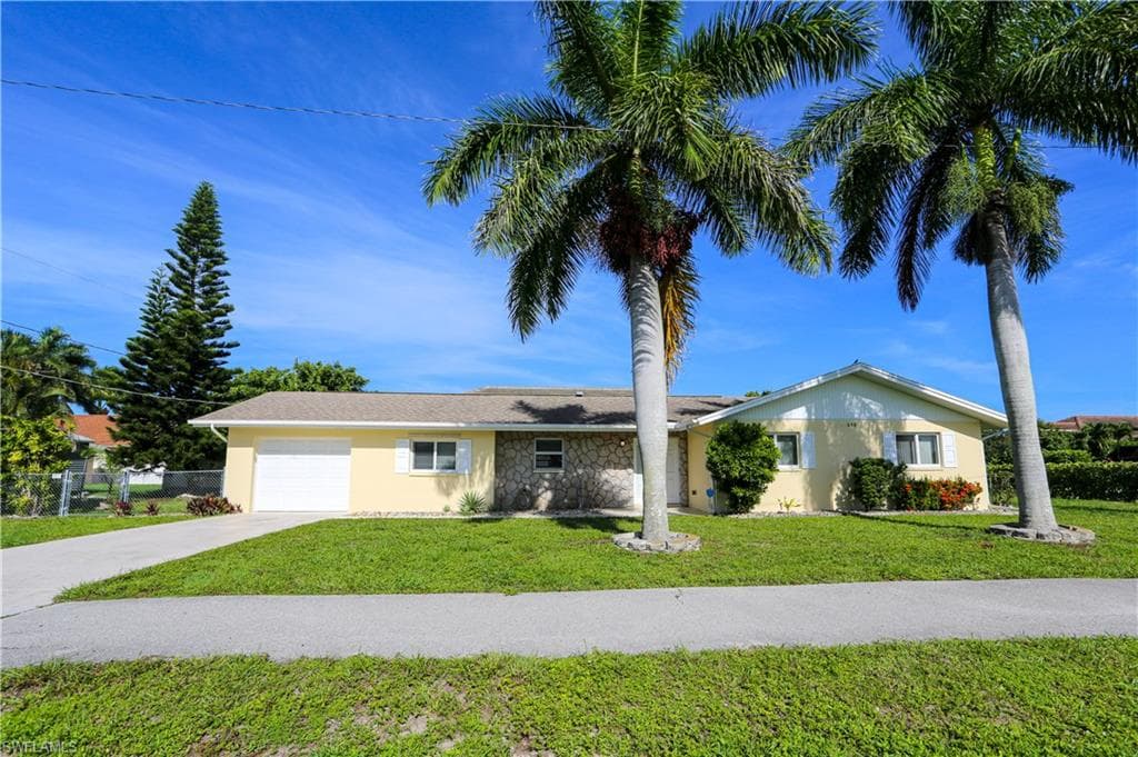 698 107th AVE N NAPLES, FL 34108