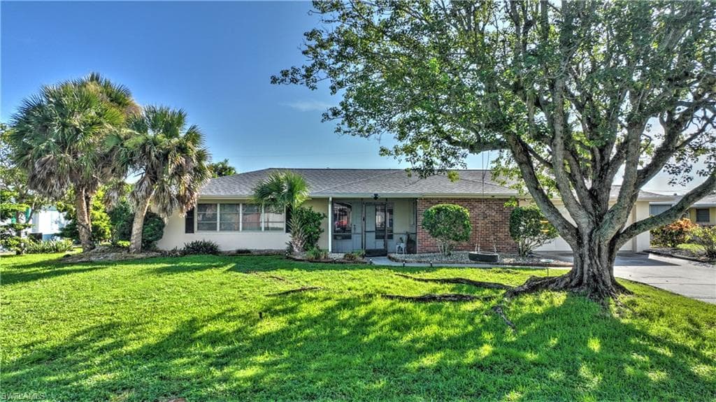 1606 Country Club PKWY LEHIGH ACRES, FL 33936