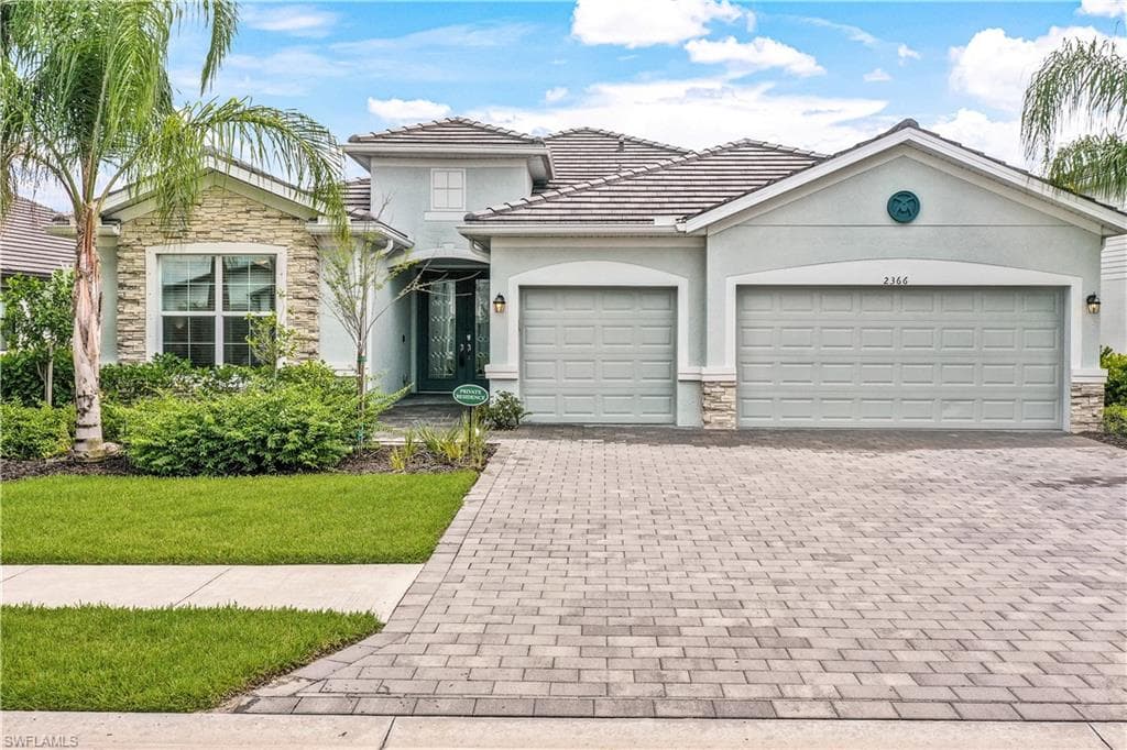 2366 Tangerine LN NAPLES, FL 34120