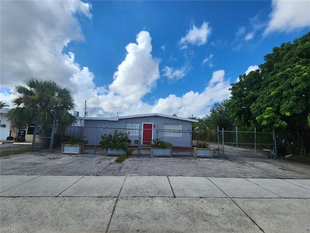 1956 grove av B FORT MYERS, FL 33901