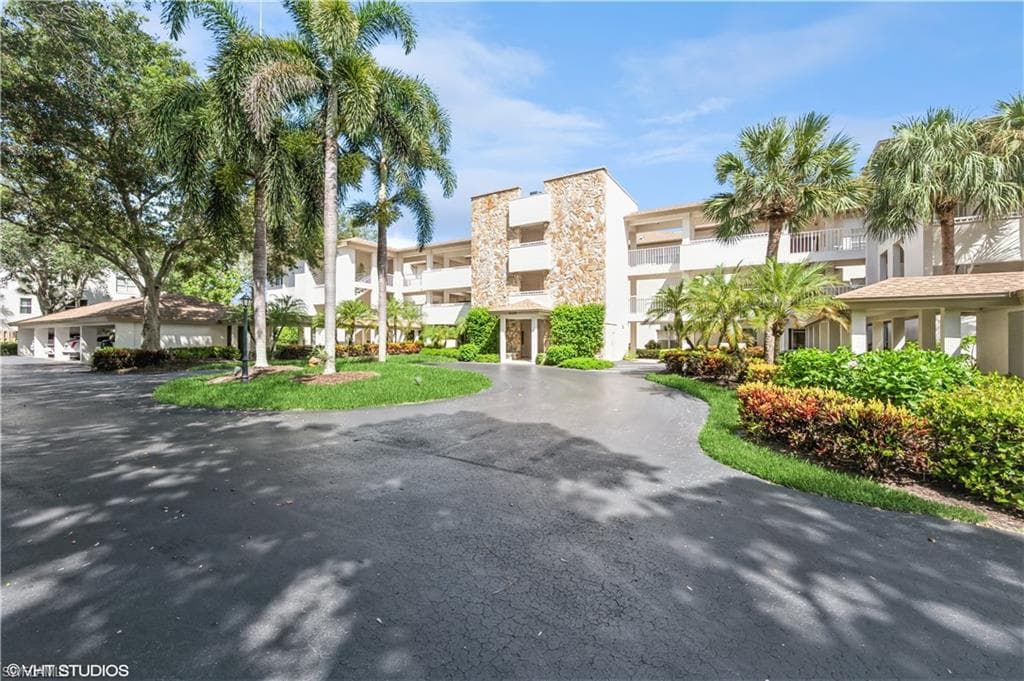 400 Wyndemere WAY D-204 NAPLES, FL 34105