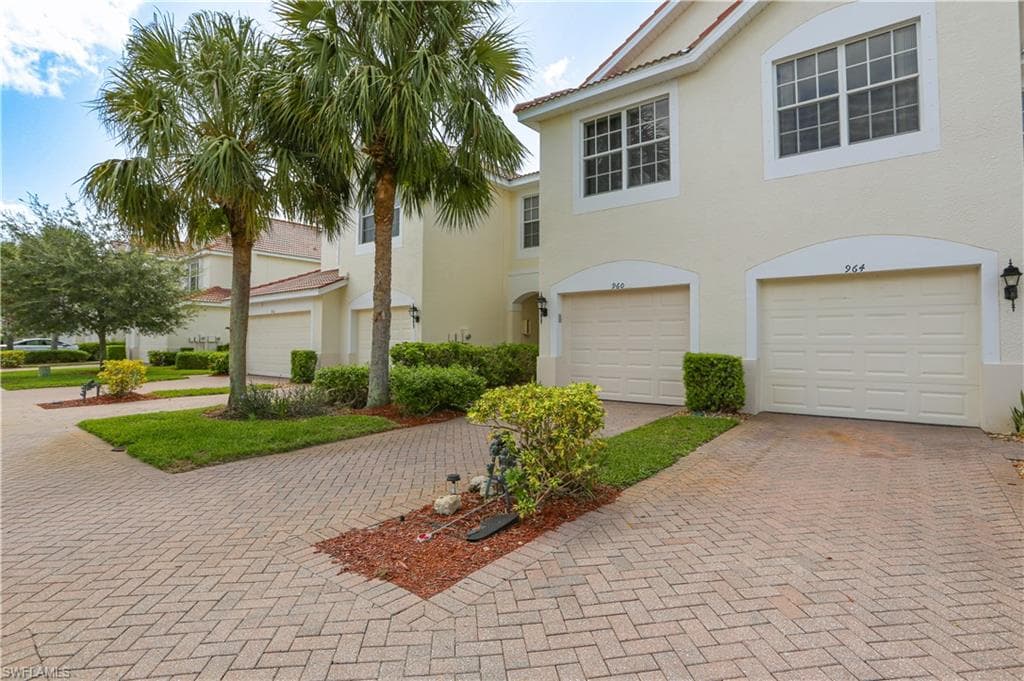 960 Hampton CIR 80 NAPLES, FL 34105