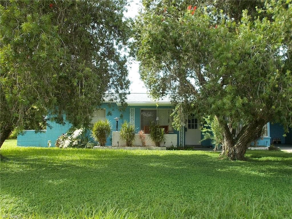 406 E Jersey RD LEHIGH ACRES, FL 33936