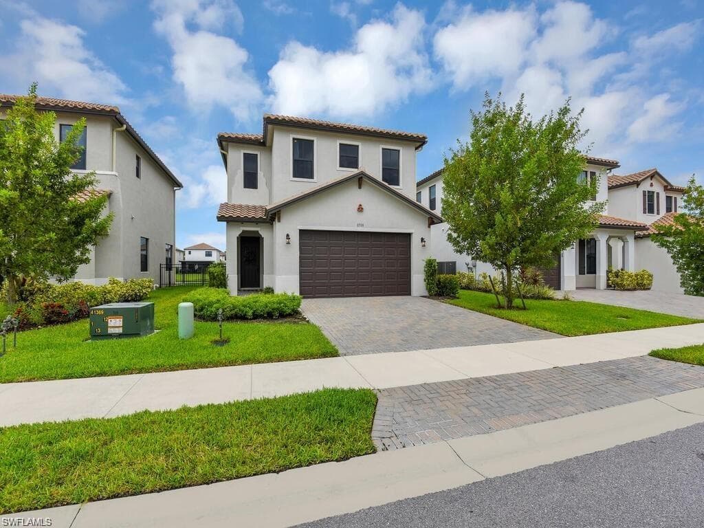 8908 Madrid CIR NAPLES, FL 34104