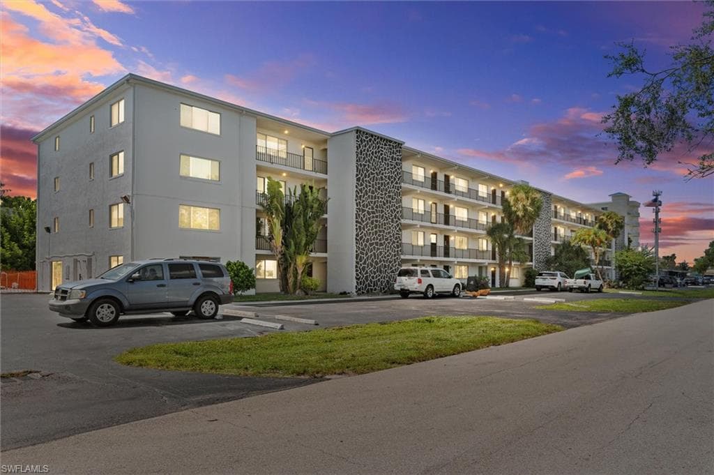 4906 Victoria DR 302 CAPE CORAL, FL 33904