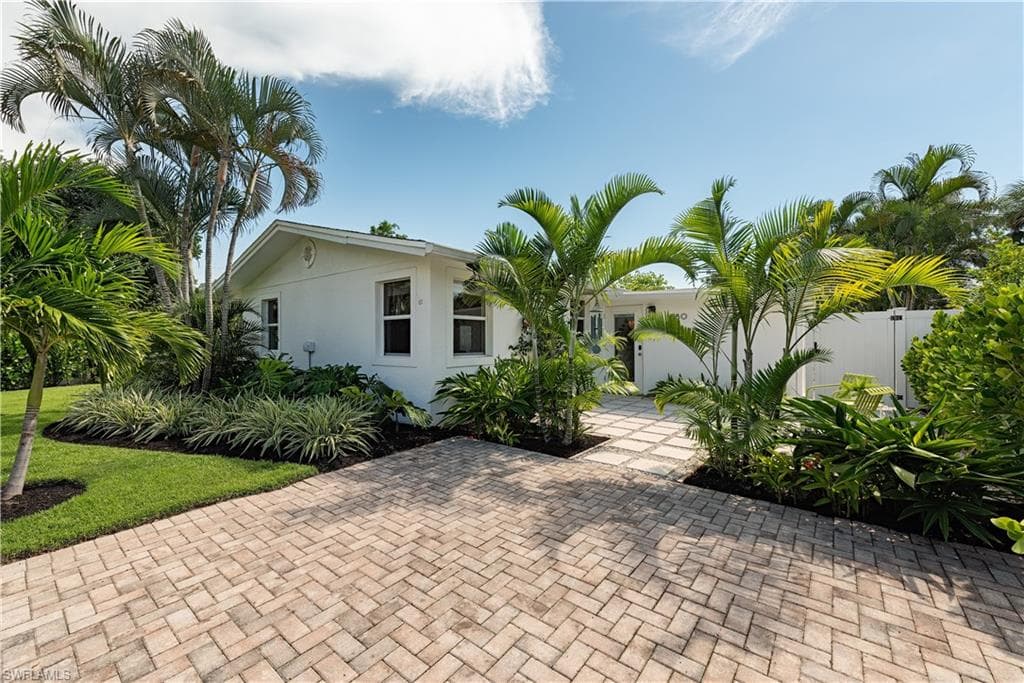 1880 Holiday LN NAPLES, FL 34104