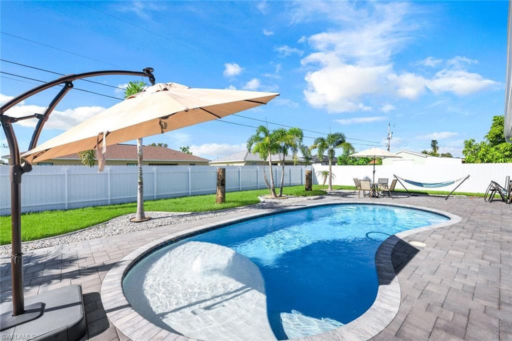 320 NE 7th TER CAPE CORAL, FL 33909