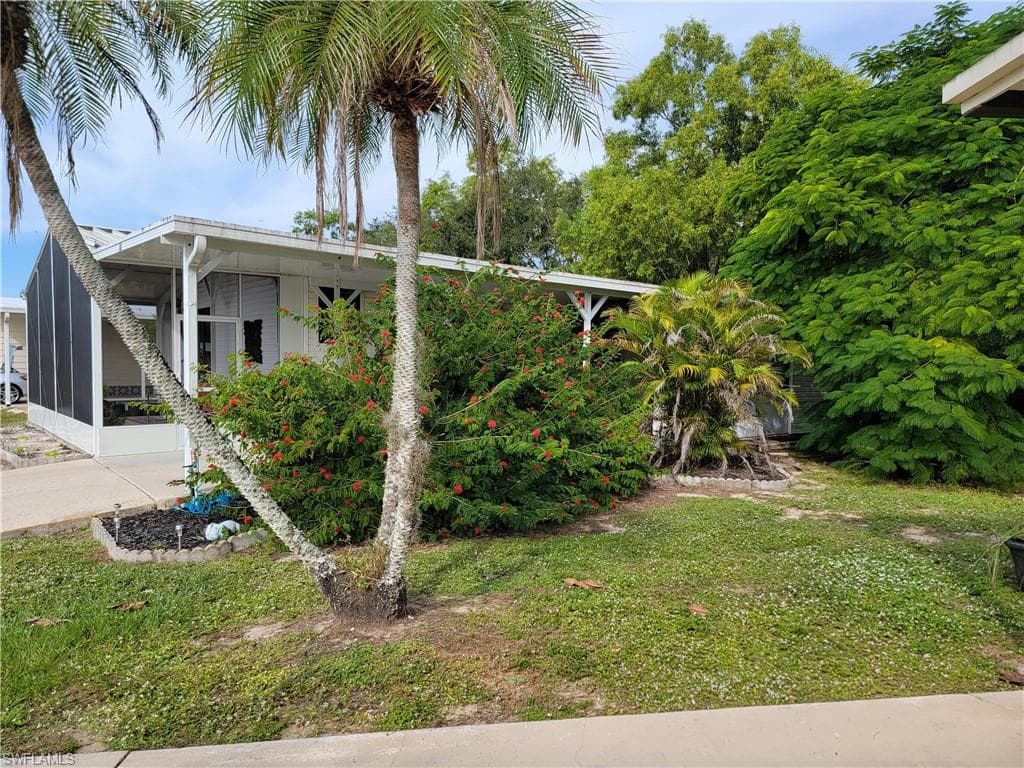 10 Grosbeak LN 10 NAPLES, FL 34114