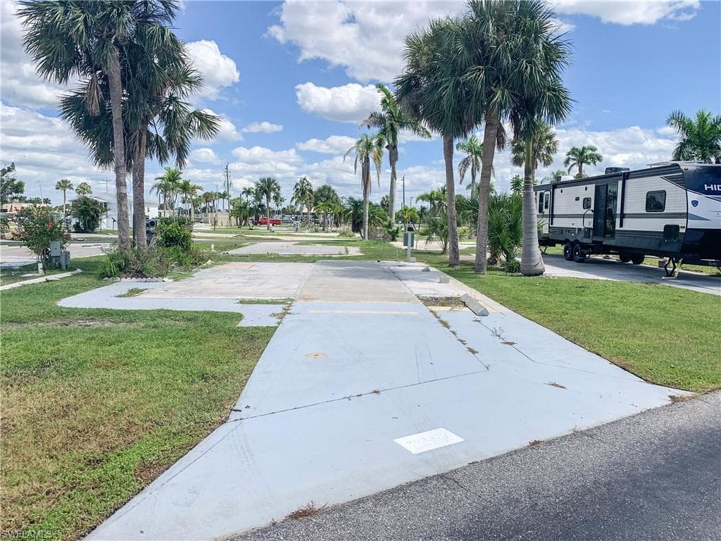 19681  #207 Summerlin RD FORT MYERS, FL 33908