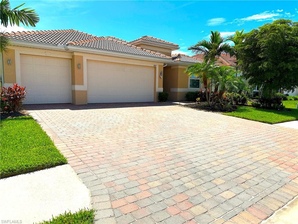 2869 Sunset Pointe CIR CAPE CORAL, FL 33914