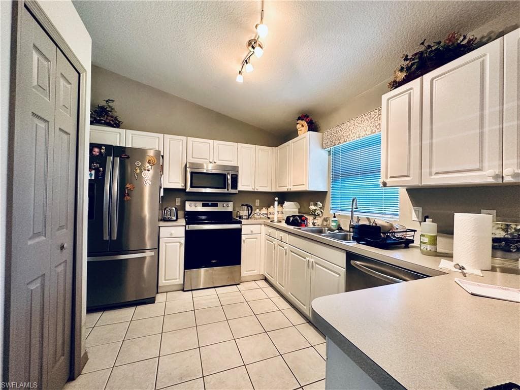 153 SE 26th TER CAPE CORAL, FL 33904