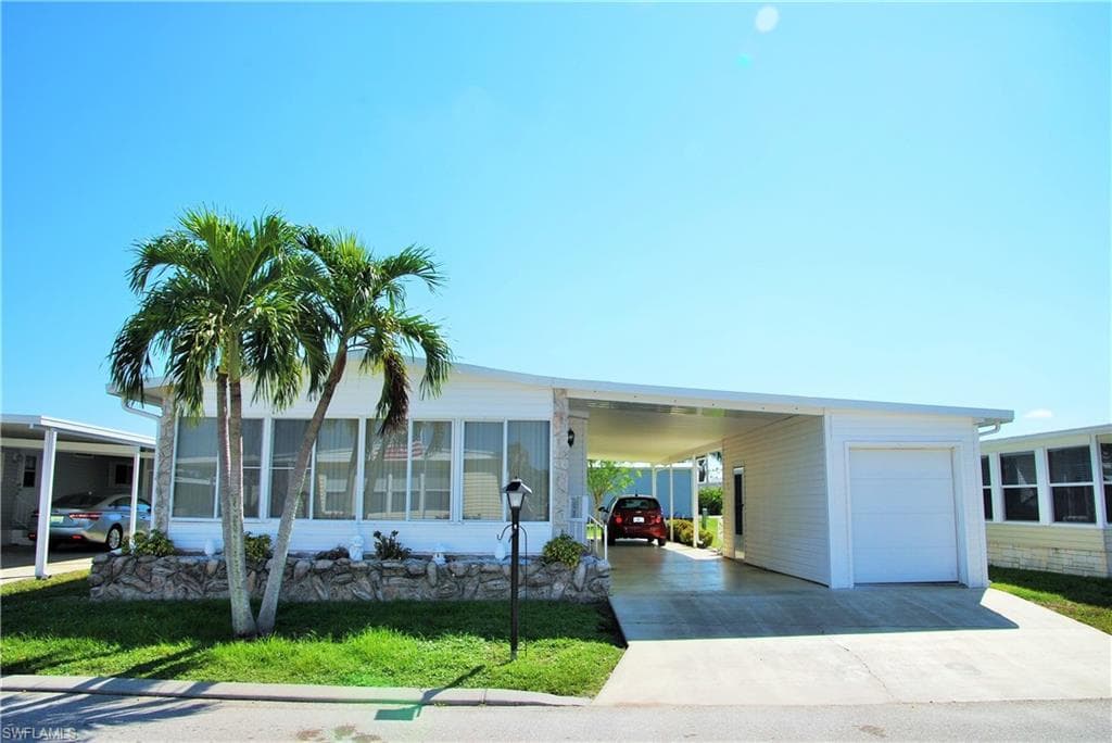559 Hogan DR NORTH FORT MYERS, FL 33903