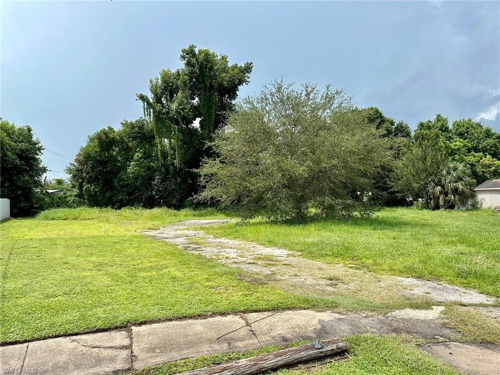 953 Lakeview DR NORTH FORT MYERS, FL 33903