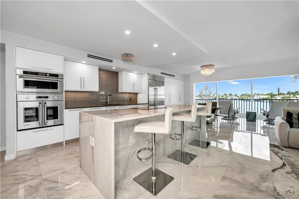 2750 Gulf Shore Blvd. N, 204 NAPLES, FL 34103