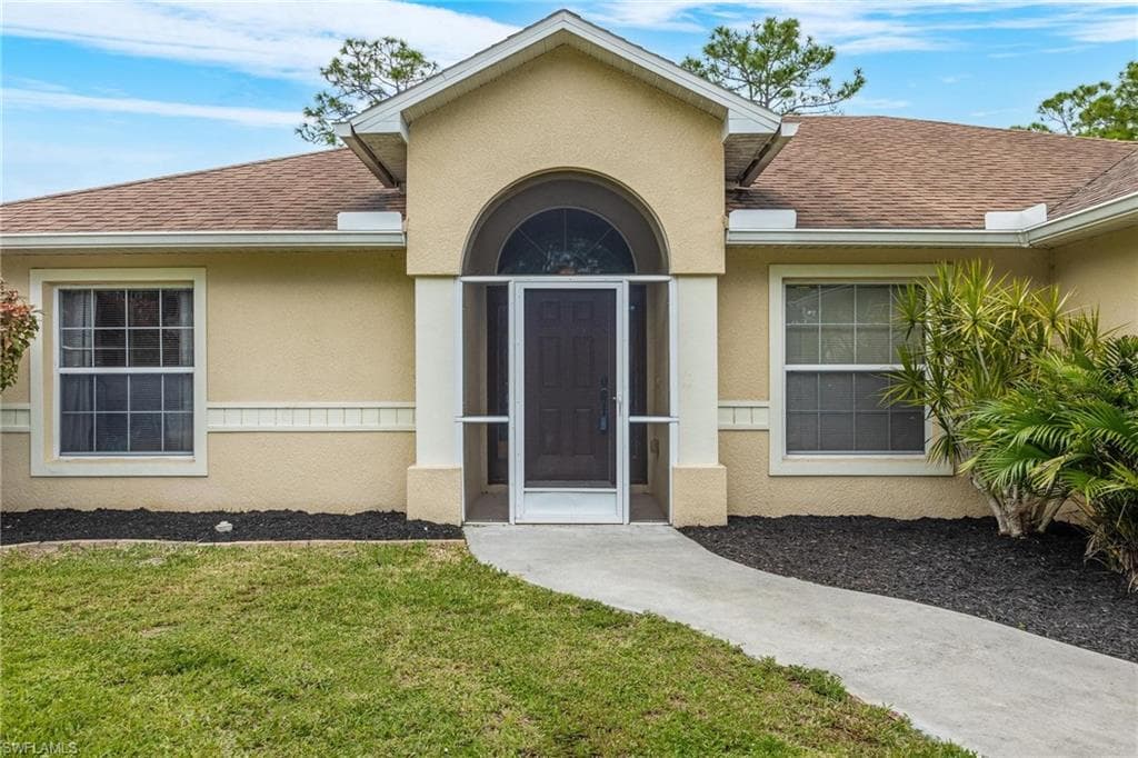 913 TRUMAN AVE LEHIGH ACRES, FL 33972