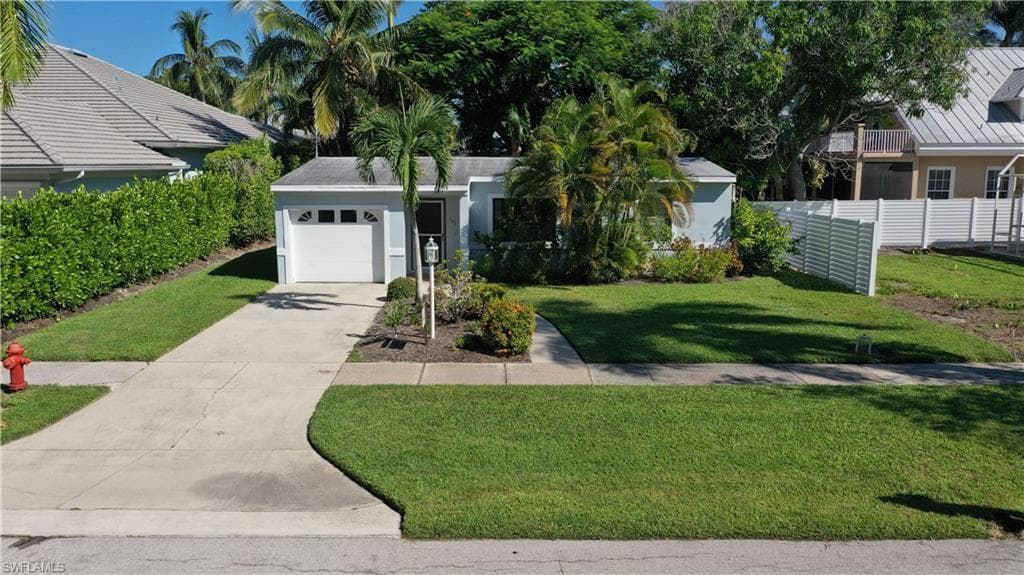 395 7th AVE S NAPLES, FL 34102