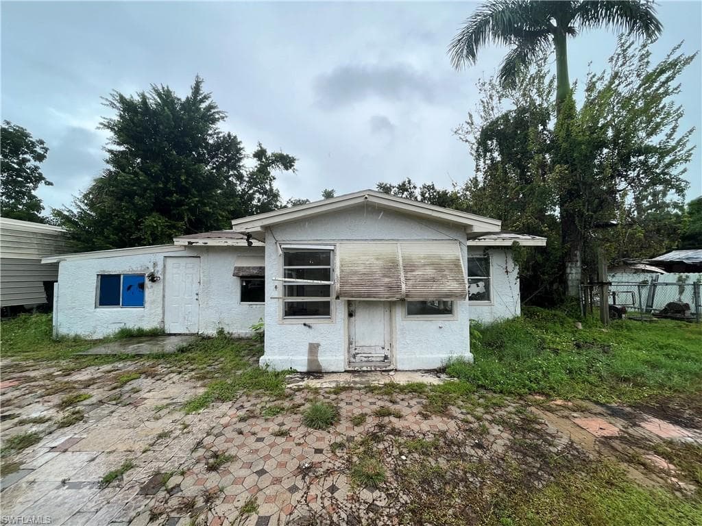 64 Oak ST NORTH FORT MYERS, FL 33903
