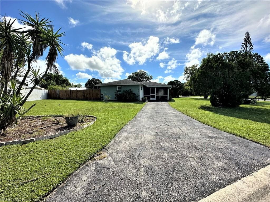 28 Burrstone AVE LEHIGH ACRES, FL 33936