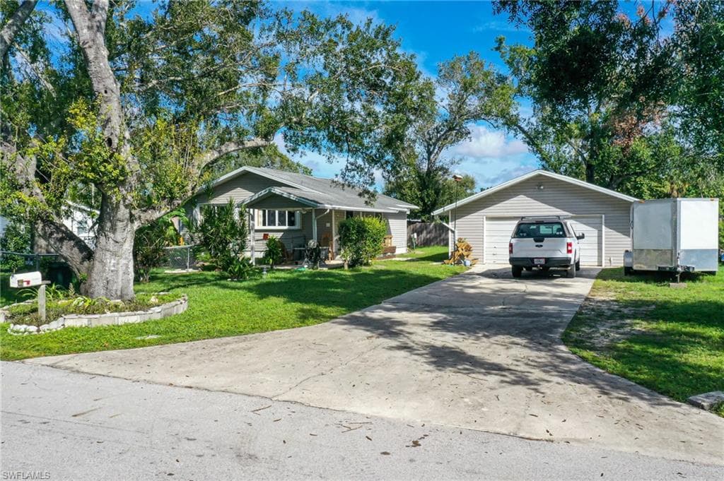 562 Clark ST NORTH FORT MYERS, FL 33903