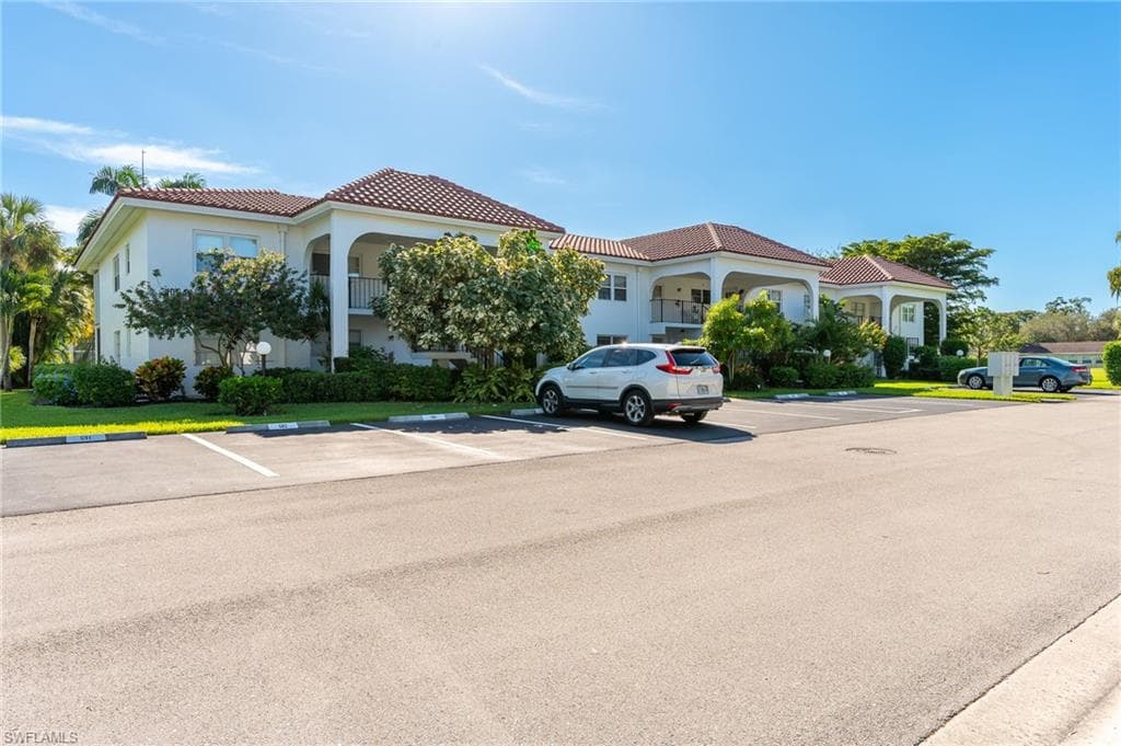 1054 Forest Lakes DR G-109 NAPLES, FL 34105