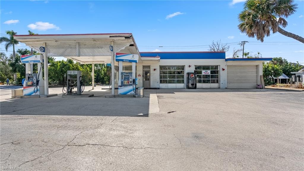 1067 Bailey RD SANIBEL, FL 33957