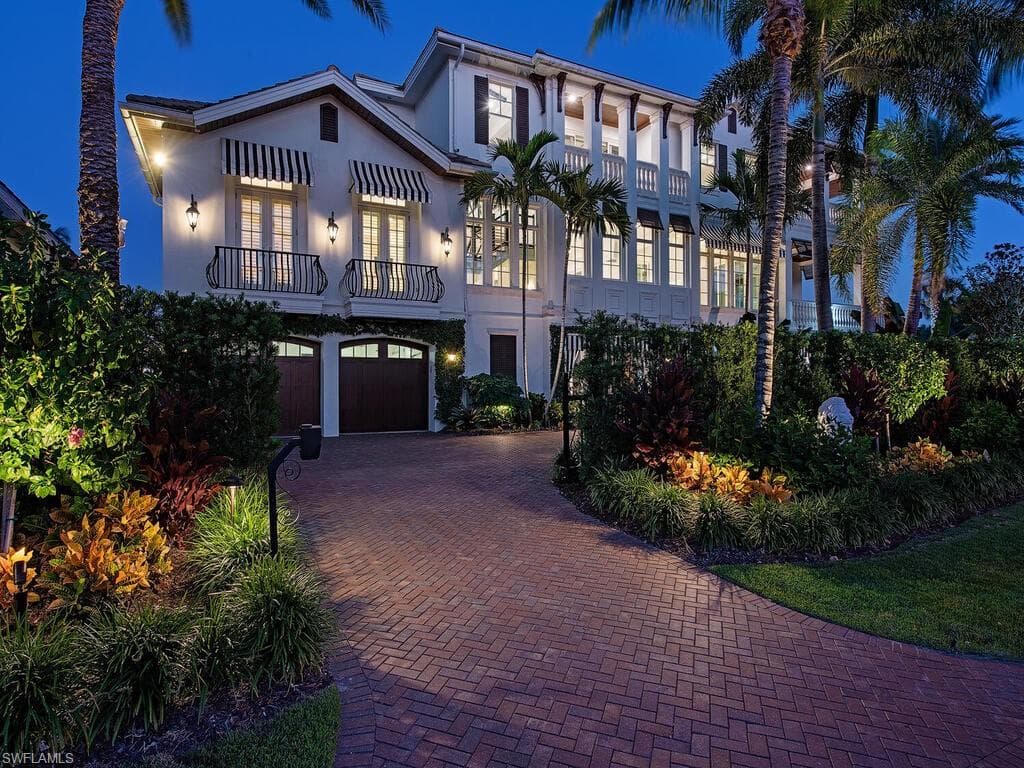590 Gulf Shore BLVD N NAPLES, FL 34102