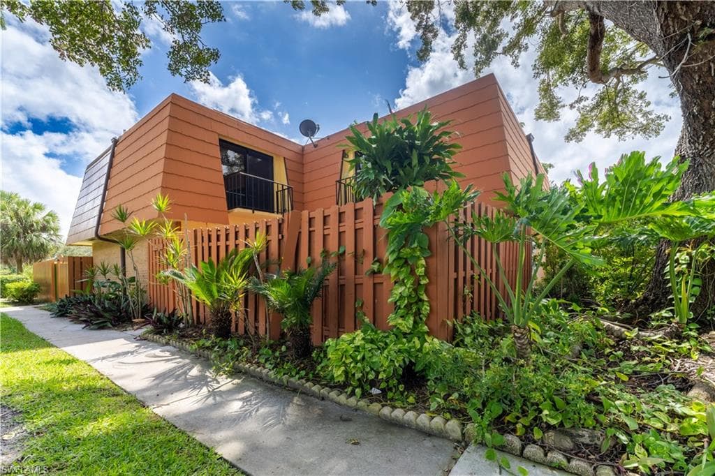1720 Park Meadows DR 4 FORT MYERS, FL 33907