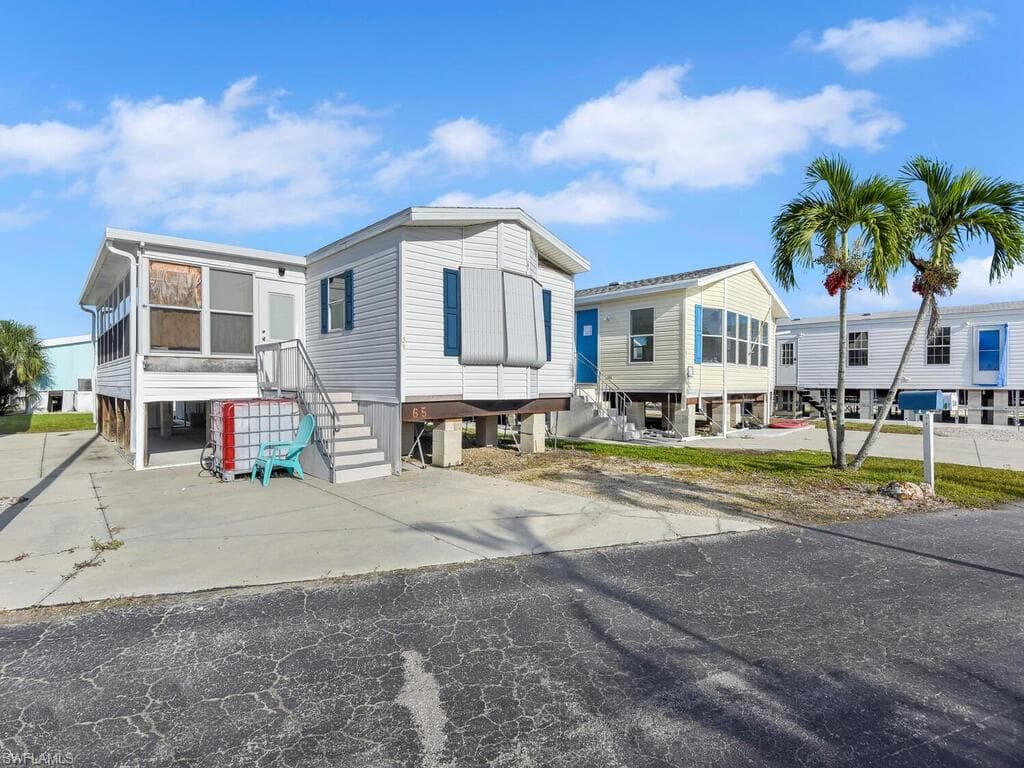 33 Helen LN FORT MYERS BEACH, FL 33931