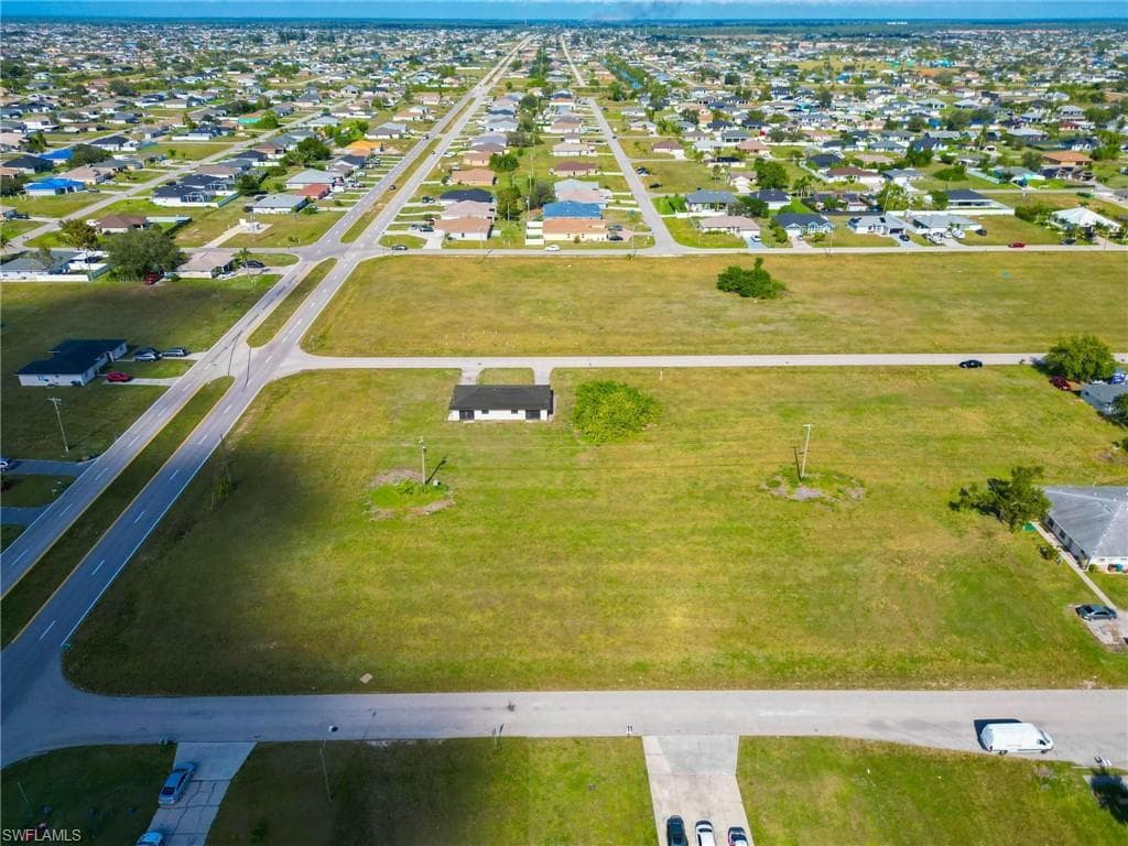 818 8th TER CAPE CORAL, FL 33909