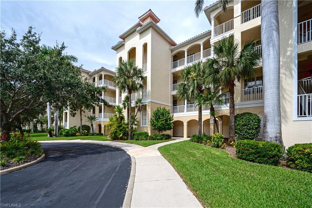 4863 Hampshire CT 4-107 NAPLES, FL 34112