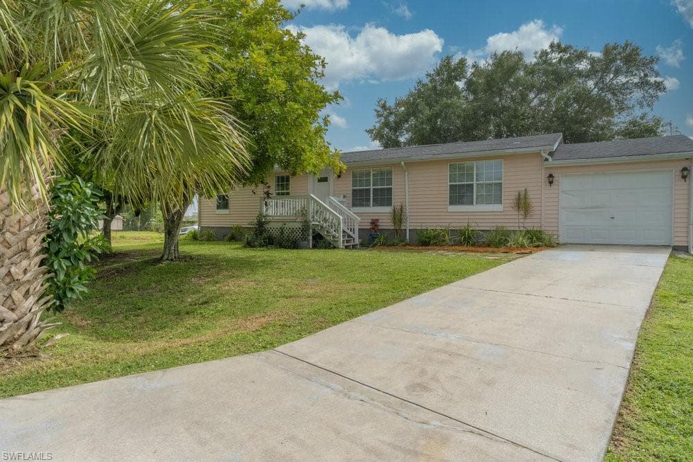300 Stewart LN LEHIGH ACRES, FL 33936