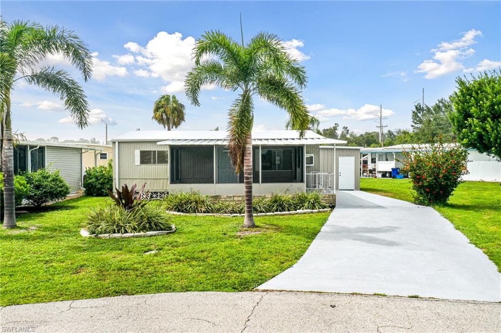 521 Pine Tree CT NORTH FORT MYERS, FL 33917