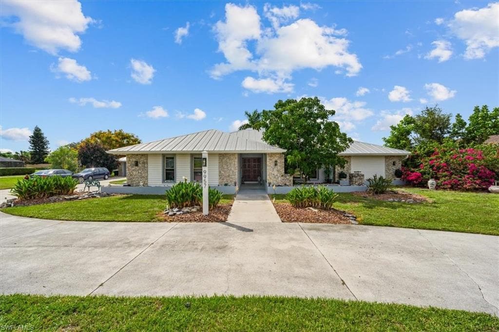 9957 Winterview DR NAPLES, FL 34109