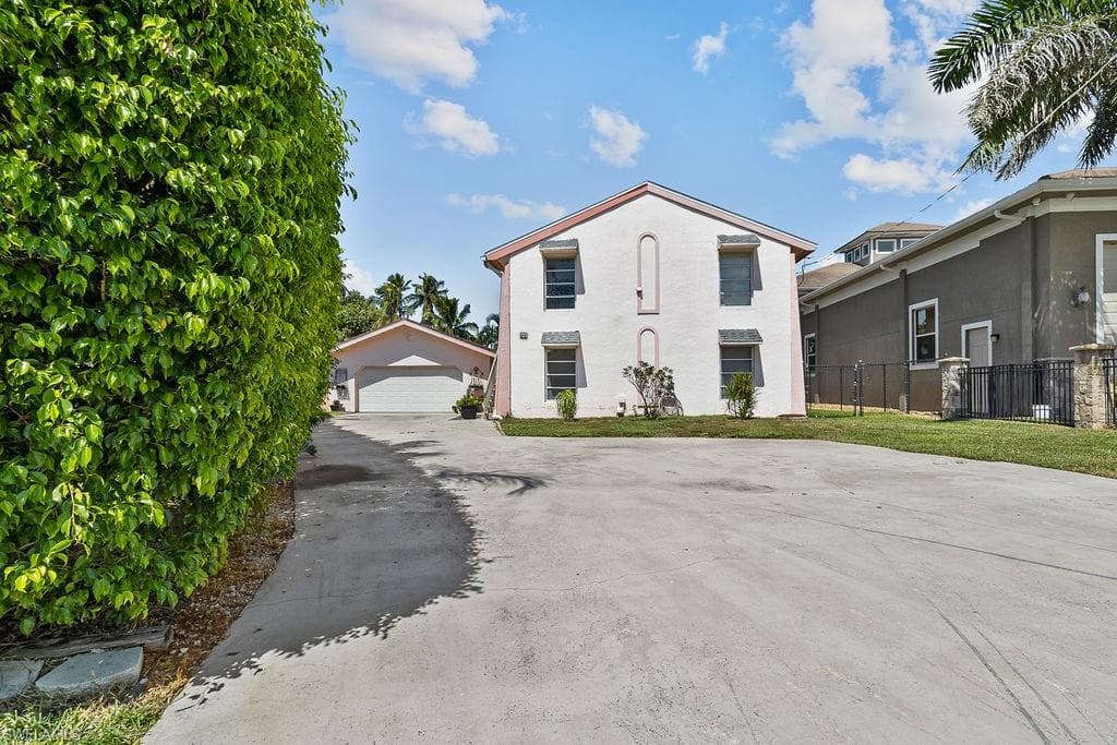 93 Dolphin CIR NAPLES, FL 34113