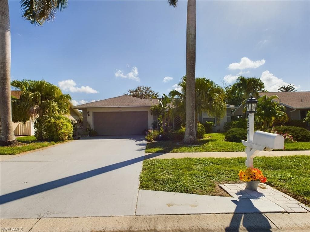 120 Bordeaux CIR NAPLES, FL 34112