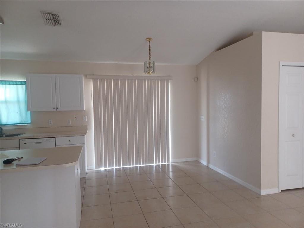 1601 N Gator CIR CAPE CORAL, FL 33909
