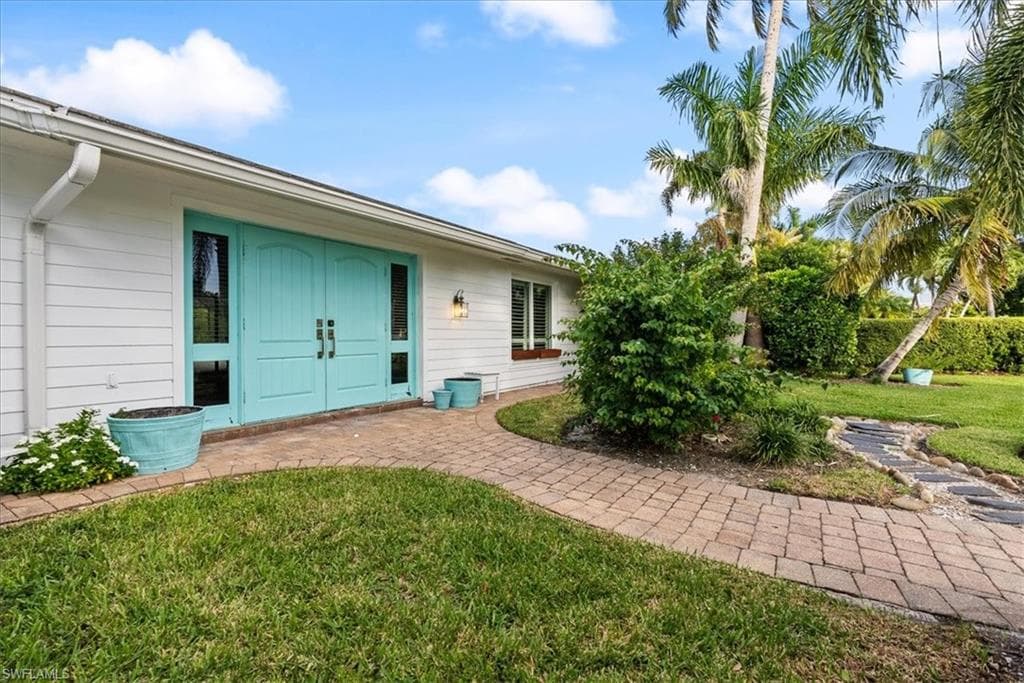 555 Whispering Pine LN NAPLES, FL 34103