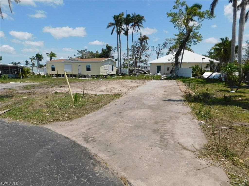 110 Maple LN FORT MYERS, FL 33908