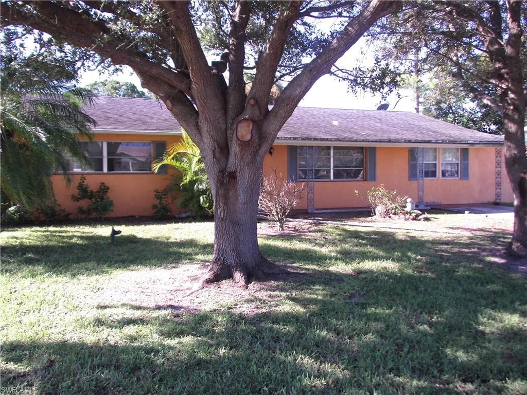 1302 Ellendale CIR LEHIGH ACRES, FL 33936