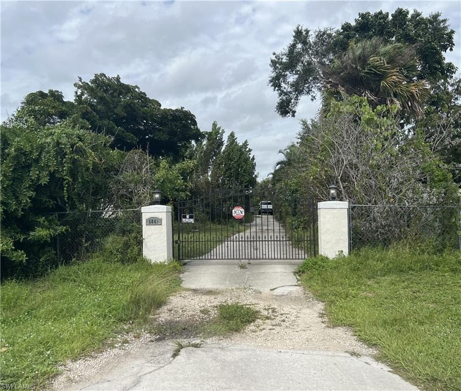 5841 Dogwood WAY NAPLES, FL 34116