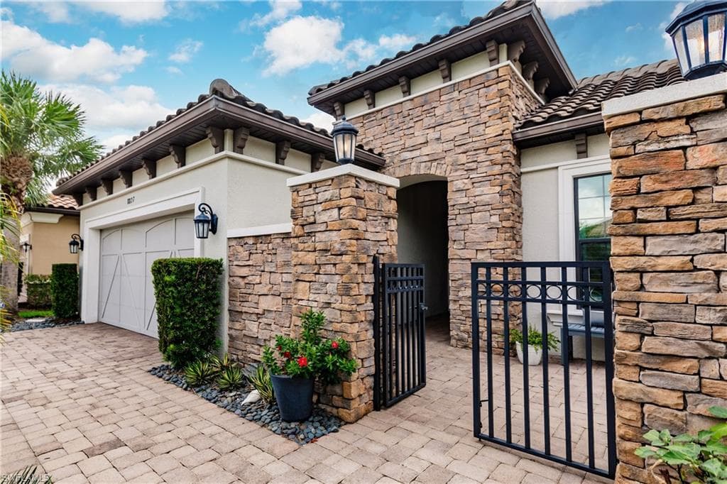 8827 Vaccaro CT NAPLES, FL 34119