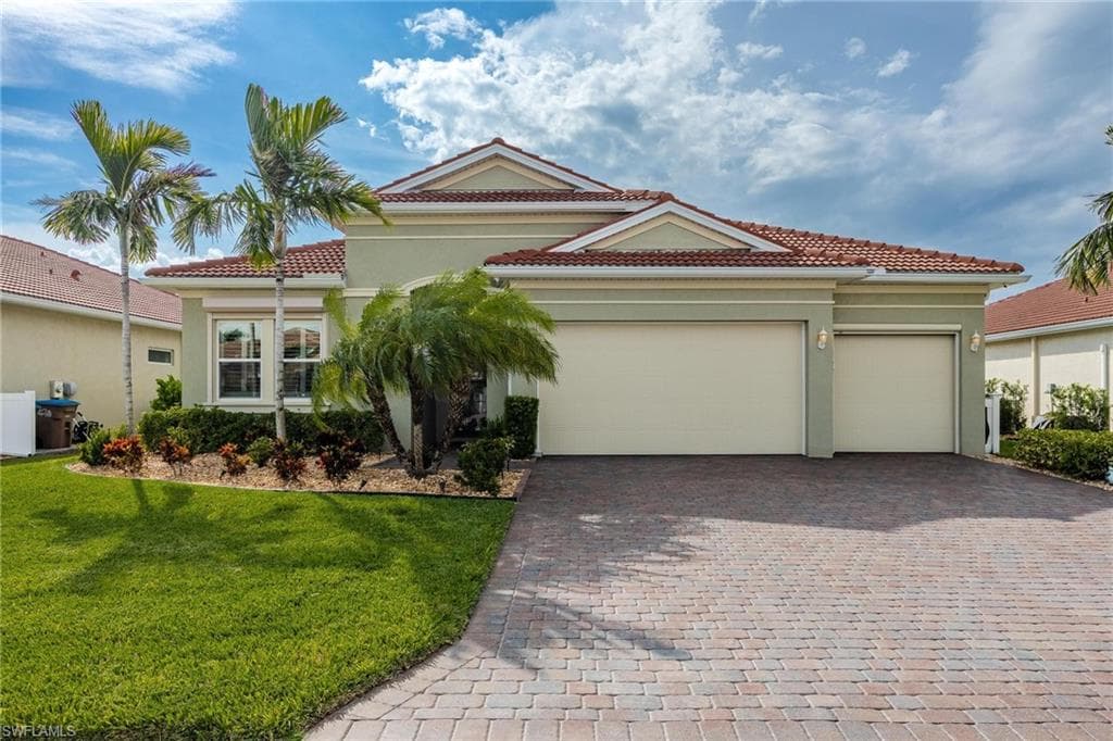 2892 Sunset Pointe CIR CAPE CORAL, FL 33914