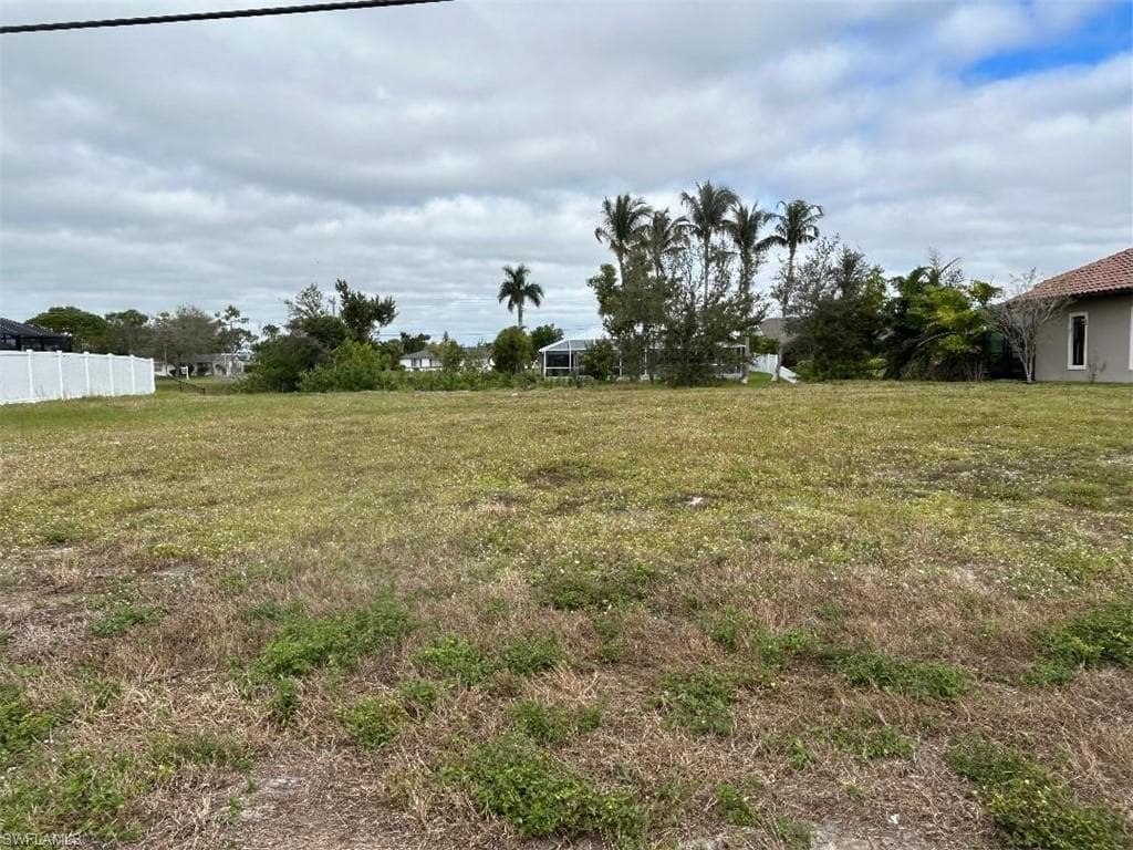 607 SW 40th TER CAPE CORAL, FL 33914