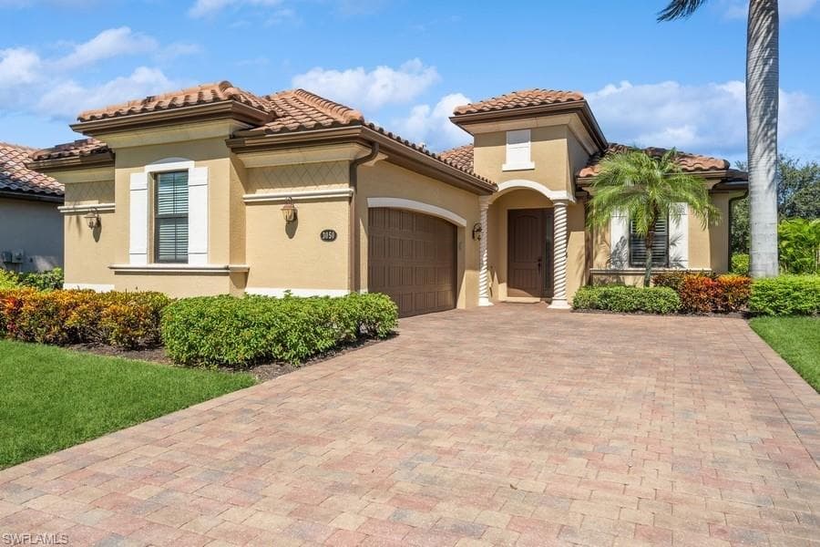 3050 Aviamar CIR NAPLES, FL 34114