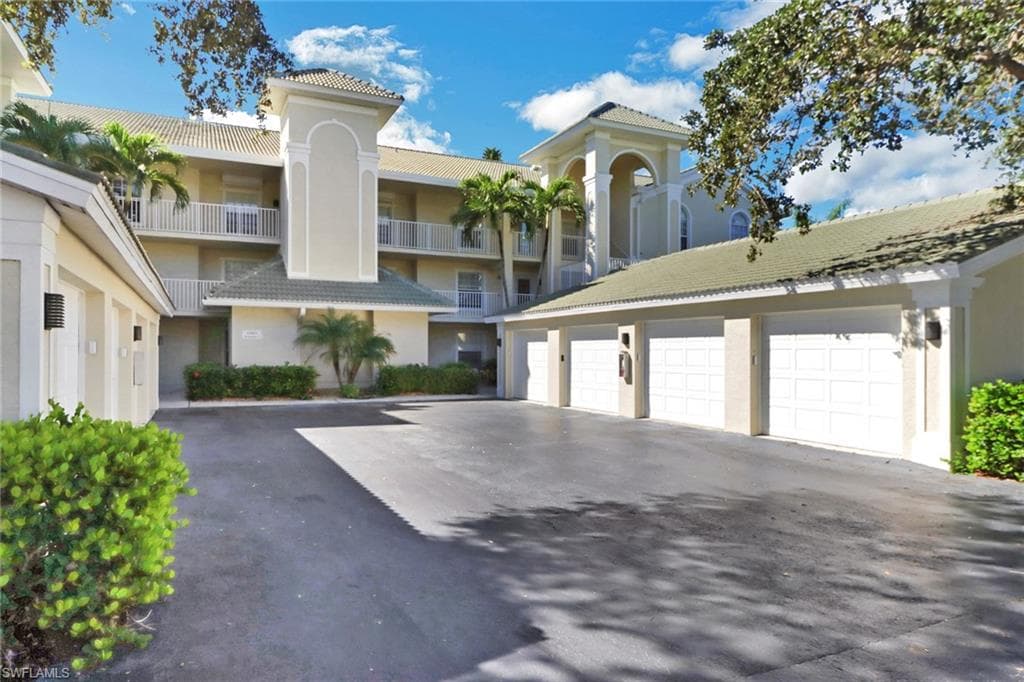 15415 Cedarwood LN 3-205 NAPLES, FL 34110