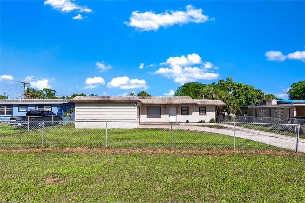 2421 Parkway ST FORT MYERS, FL 33901