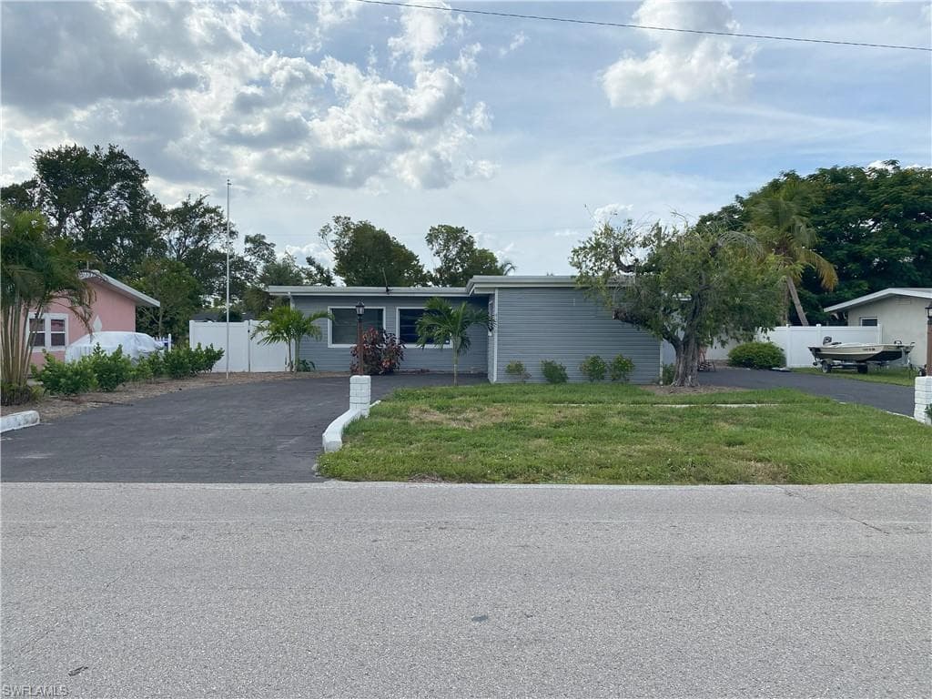 4370 Deleon ST FORT MYERS, FL 33901