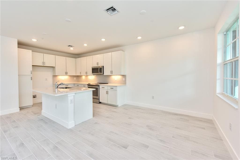 26410 COCO CAY CIR 202 BONITA SPRINGS, FL 34135